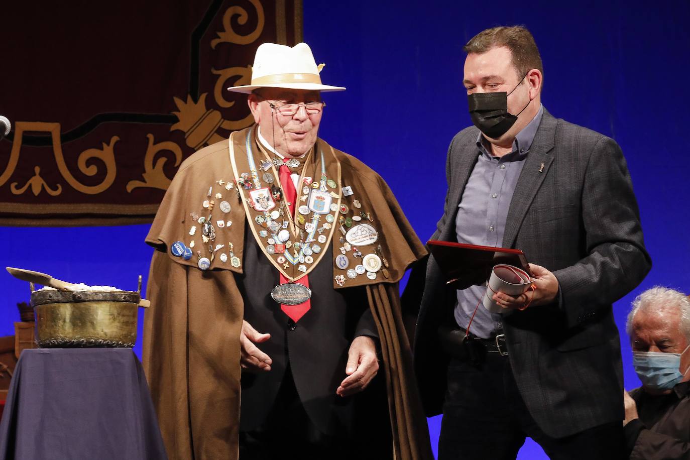 La Cofradía de Amigos de les Fabes celebró este sábado un acto institucional en el Teatro Riera en el que el cantautor y productor Víctor Manuel fue nombrado Cofrade de Honor.