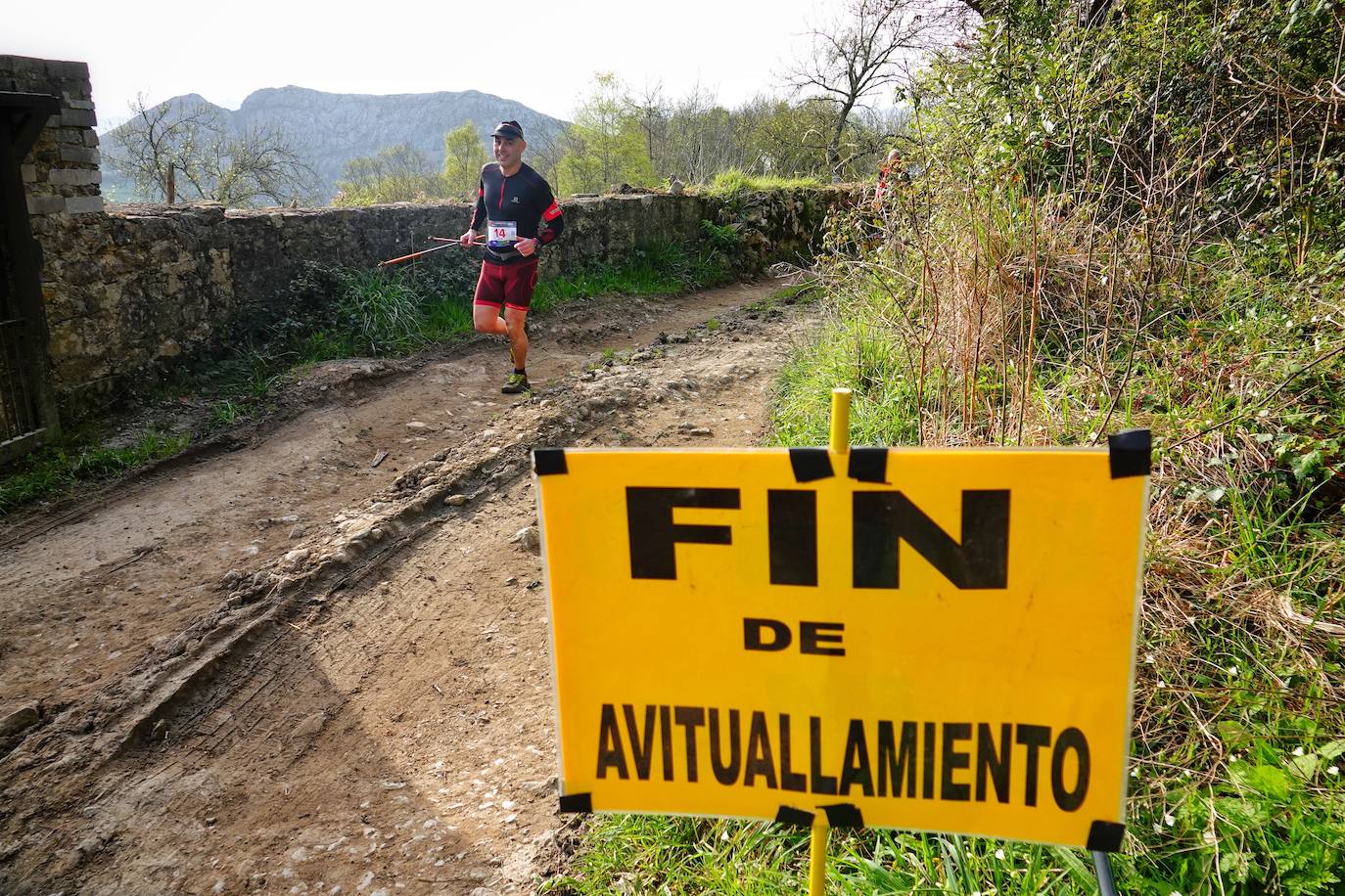 Sin duda, una de las cumbres más visitadas y más accesibles de Asturias es la ruta al PIcu Pienzu, donde centenares de personas participaron en la carrera de su subida. Comienza como un paseo de dos kilómetros llanos por pastos de montaña, en los que tenemos vistas a la costa, por un lado, y, por otro, a Arriondas y los Picos de Europa, entre otras impresionantes vistas de montaña que deja su recorrido.