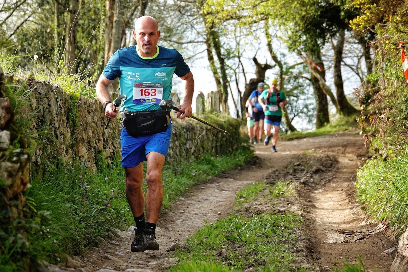 Sin duda, una de las cumbres más visitadas y más accesibles de Asturias es la ruta al PIcu Pienzu, donde centenares de personas participaron en la carrera de su subida. Comienza como un paseo de dos kilómetros llanos por pastos de montaña, en los que tenemos vistas a la costa, por un lado, y, por otro, a Arriondas y los Picos de Europa, entre otras impresionantes vistas de montaña que deja su recorrido.