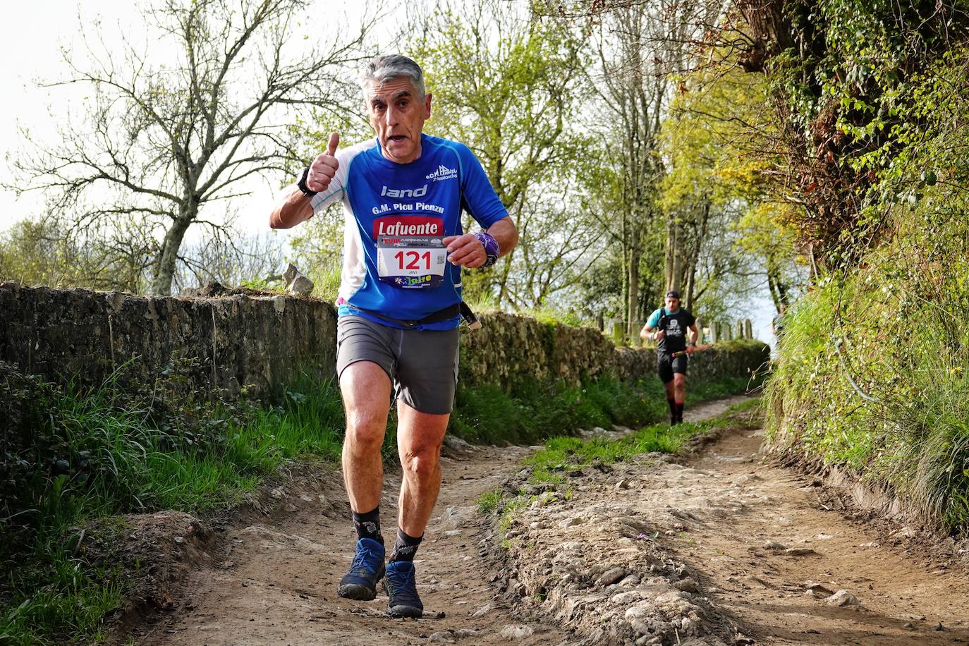 Sin duda, una de las cumbres más visitadas y más accesibles de Asturias es la ruta al PIcu Pienzu, donde centenares de personas participaron en la carrera de su subida. Comienza como un paseo de dos kilómetros llanos por pastos de montaña, en los que tenemos vistas a la costa, por un lado, y, por otro, a Arriondas y los Picos de Europa, entre otras impresionantes vistas de montaña que deja su recorrido.