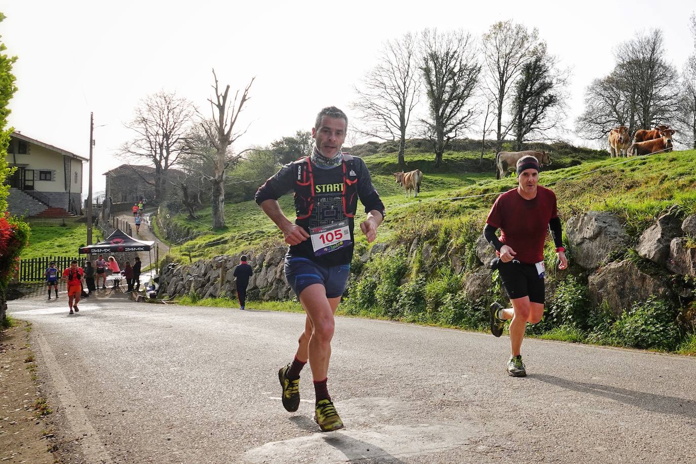 Sin duda, una de las cumbres más visitadas y más accesibles de Asturias es la ruta al PIcu Pienzu, donde centenares de personas participaron en la carrera de su subida. Comienza como un paseo de dos kilómetros llanos por pastos de montaña, en los que tenemos vistas a la costa, por un lado, y, por otro, a Arriondas y los Picos de Europa, entre otras impresionantes vistas de montaña que deja su recorrido.