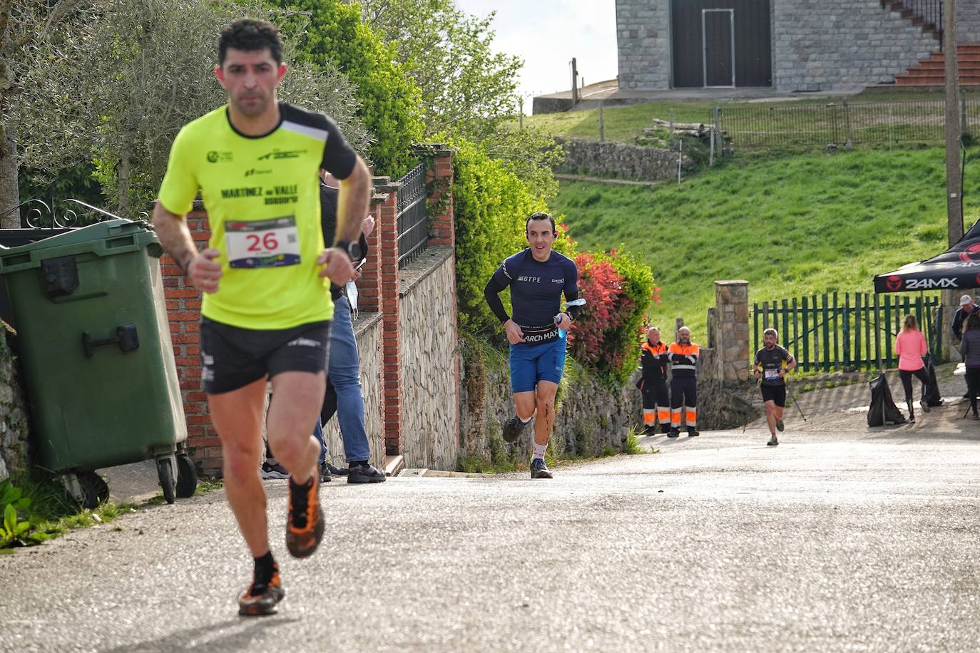 Sin duda, una de las cumbres más visitadas y más accesibles de Asturias es la ruta al PIcu Pienzu, donde centenares de personas participaron en la carrera de su subida. Comienza como un paseo de dos kilómetros llanos por pastos de montaña, en los que tenemos vistas a la costa, por un lado, y, por otro, a Arriondas y los Picos de Europa, entre otras impresionantes vistas de montaña que deja su recorrido.