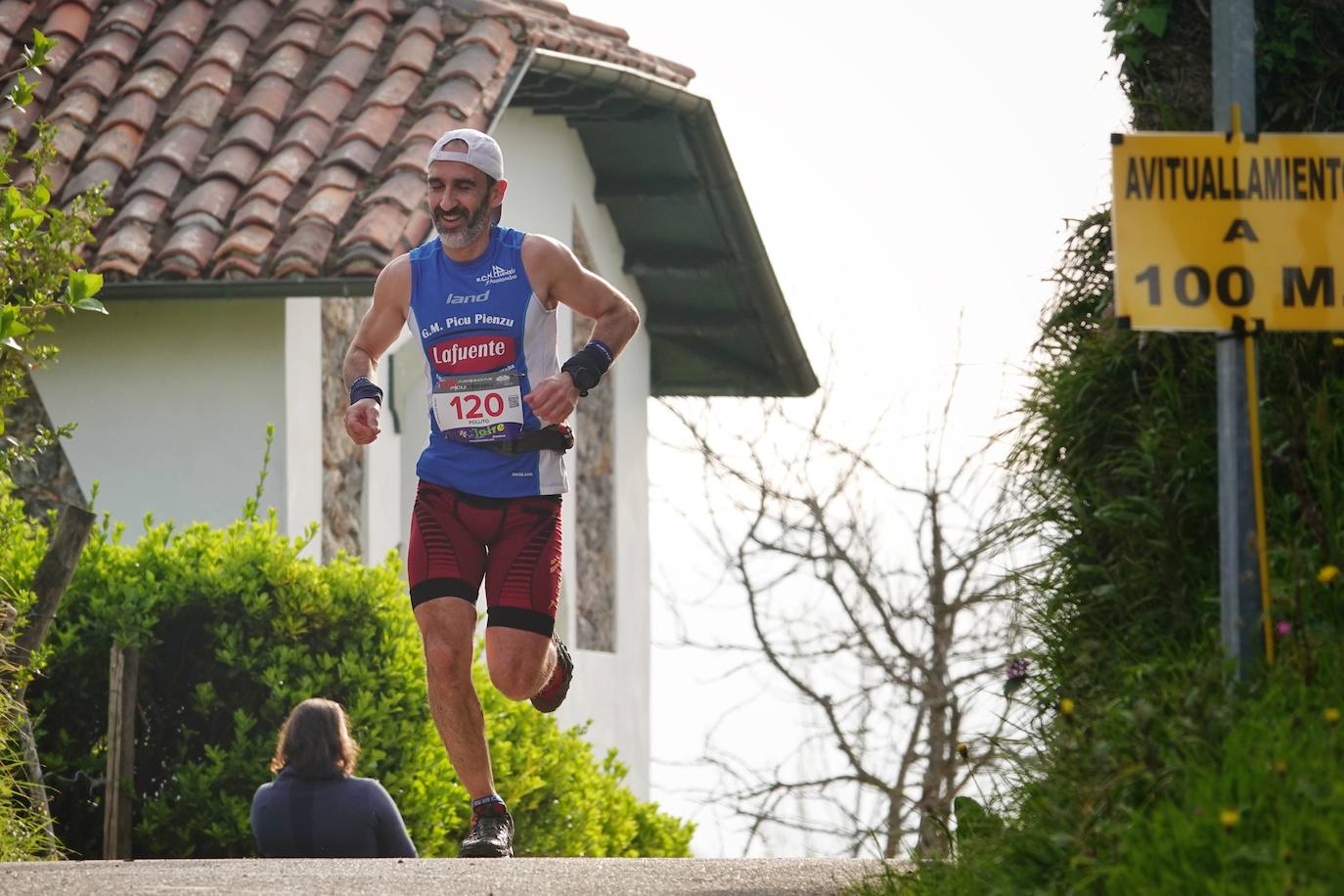 Sin duda, una de las cumbres más visitadas y más accesibles de Asturias es la ruta al PIcu Pienzu, donde centenares de personas participaron en la carrera de su subida. Comienza como un paseo de dos kilómetros llanos por pastos de montaña, en los que tenemos vistas a la costa, por un lado, y, por otro, a Arriondas y los Picos de Europa, entre otras impresionantes vistas de montaña que deja su recorrido.