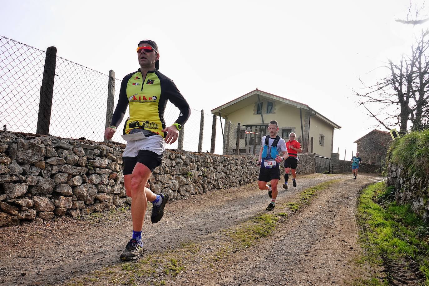 Sin duda, una de las cumbres más visitadas y más accesibles de Asturias es la ruta al PIcu Pienzu, donde centenares de personas participaron en la carrera de su subida. Comienza como un paseo de dos kilómetros llanos por pastos de montaña, en los que tenemos vistas a la costa, por un lado, y, por otro, a Arriondas y los Picos de Europa, entre otras impresionantes vistas de montaña que deja su recorrido.