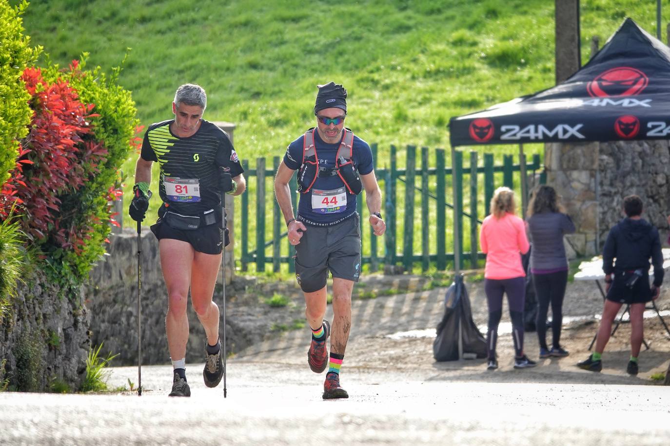 Sin duda, una de las cumbres más visitadas y más accesibles de Asturias es la ruta al PIcu Pienzu, donde centenares de personas participaron en la carrera de su subida. Comienza como un paseo de dos kilómetros llanos por pastos de montaña, en los que tenemos vistas a la costa, por un lado, y, por otro, a Arriondas y los Picos de Europa, entre otras impresionantes vistas de montaña que deja su recorrido.