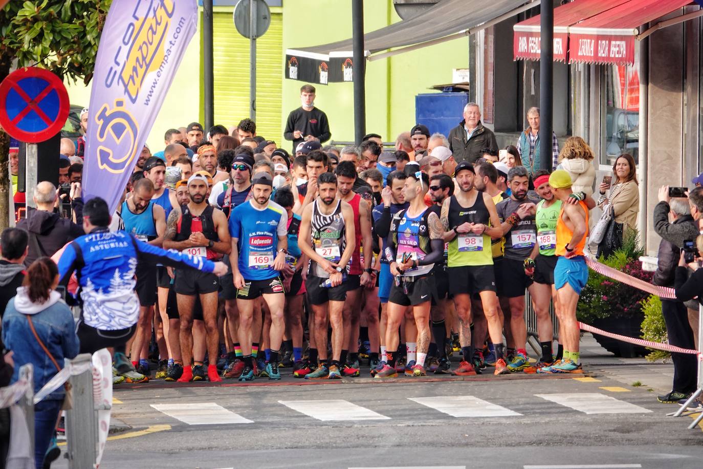 Sin duda, una de las cumbres más visitadas y más accesibles de Asturias es la ruta al PIcu Pienzu, donde centenares de personas participaron en la carrera de su subida. Comienza como un paseo de dos kilómetros llanos por pastos de montaña, en los que tenemos vistas a la costa, por un lado, y, por otro, a Arriondas y los Picos de Europa, entre otras impresionantes vistas de montaña que deja su recorrido.
