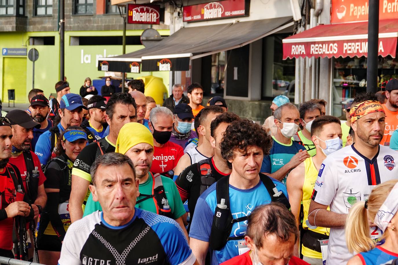 Sin duda, una de las cumbres más visitadas y más accesibles de Asturias es la ruta al PIcu Pienzu, donde centenares de personas participaron en la carrera de su subida. Comienza como un paseo de dos kilómetros llanos por pastos de montaña, en los que tenemos vistas a la costa, por un lado, y, por otro, a Arriondas y los Picos de Europa, entre otras impresionantes vistas de montaña que deja su recorrido.