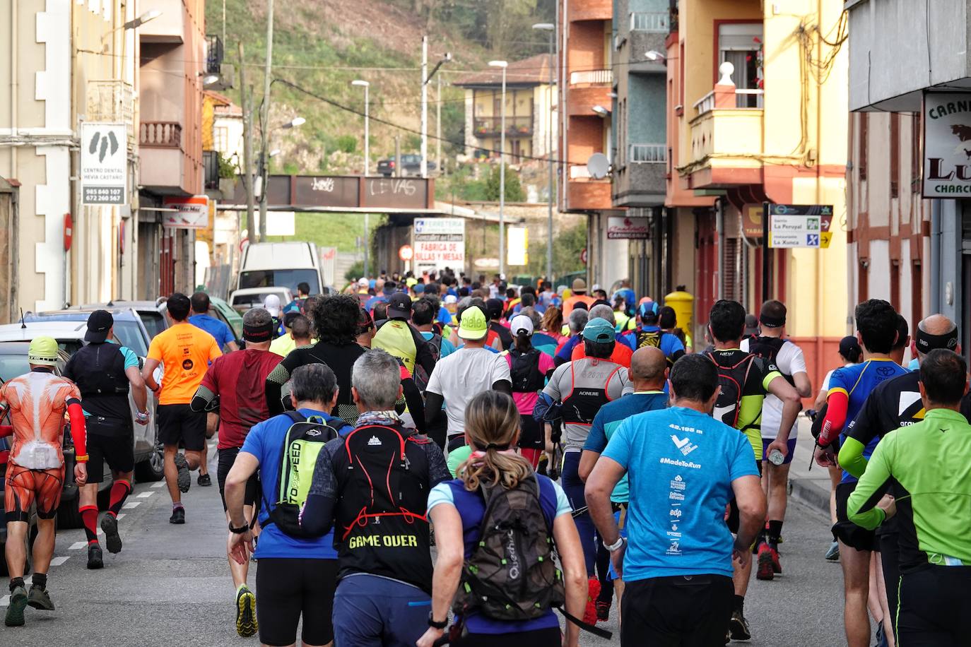 Sin duda, una de las cumbres más visitadas y más accesibles de Asturias es la ruta al PIcu Pienzu, donde centenares de personas participaron en la carrera de su subida. Comienza como un paseo de dos kilómetros llanos por pastos de montaña, en los que tenemos vistas a la costa, por un lado, y, por otro, a Arriondas y los Picos de Europa, entre otras impresionantes vistas de montaña que deja su recorrido.
