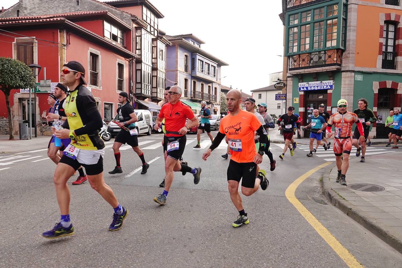Sin duda, una de las cumbres más visitadas y más accesibles de Asturias es la ruta al PIcu Pienzu, donde centenares de personas participaron en la carrera de su subida. Comienza como un paseo de dos kilómetros llanos por pastos de montaña, en los que tenemos vistas a la costa, por un lado, y, por otro, a Arriondas y los Picos de Europa, entre otras impresionantes vistas de montaña que deja su recorrido.