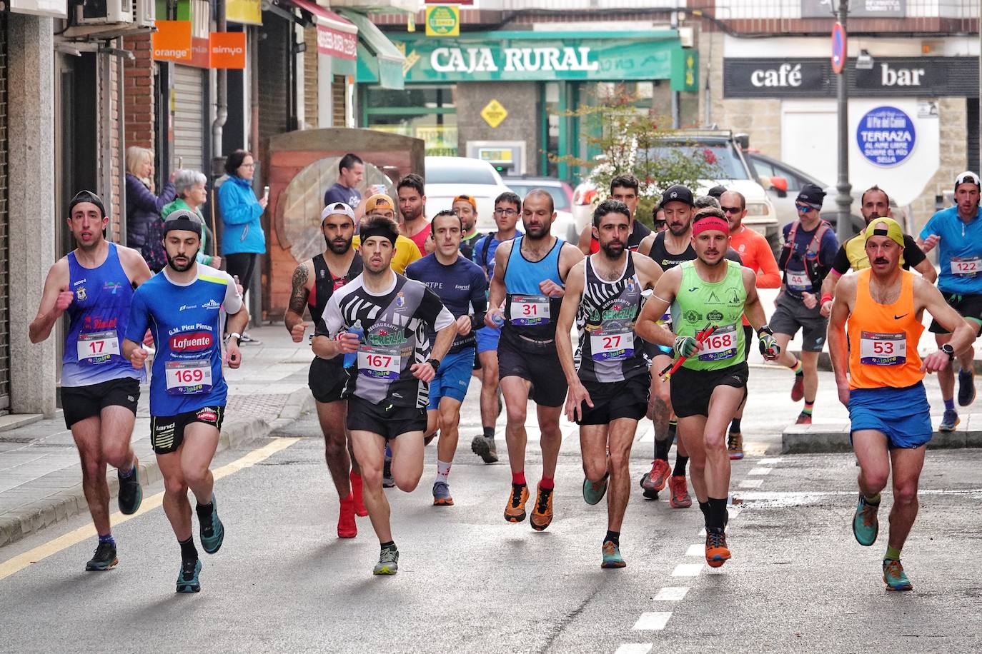 Sin duda, una de las cumbres más visitadas y más accesibles de Asturias es la ruta al PIcu Pienzu, donde centenares de personas participaron en la carrera de su subida. Comienza como un paseo de dos kilómetros llanos por pastos de montaña, en los que tenemos vistas a la costa, por un lado, y, por otro, a Arriondas y los Picos de Europa, entre otras impresionantes vistas de montaña que deja su recorrido.