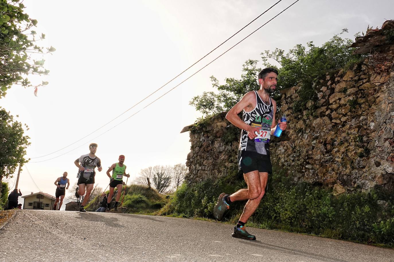 Sin duda, una de las cumbres más visitadas y más accesibles de Asturias es la ruta al PIcu Pienzu, donde centenares de personas participaron en la carrera de su subida. Comienza como un paseo de dos kilómetros llanos por pastos de montaña, en los que tenemos vistas a la costa, por un lado, y, por otro, a Arriondas y los Picos de Europa, entre otras impresionantes vistas de montaña que deja su recorrido.