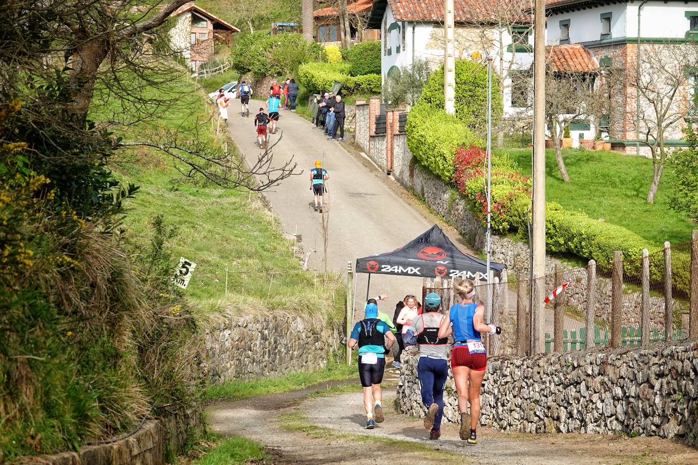 Sin duda, una de las cumbres más visitadas y más accesibles de Asturias es la ruta al PIcu Pienzu, donde centenares de personas participaron en la carrera de su subida. Comienza como un paseo de dos kilómetros llanos por pastos de montaña, en los que tenemos vistas a la costa, por un lado, y, por otro, a Arriondas y los Picos de Europa, entre otras impresionantes vistas de montaña que deja su recorrido.