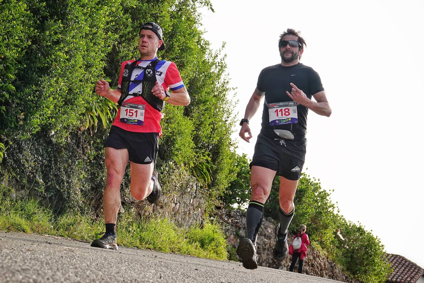 Sin duda, una de las cumbres más visitadas y más accesibles de Asturias es la ruta al PIcu Pienzu, donde centenares de personas participaron en la carrera de su subida. Comienza como un paseo de dos kilómetros llanos por pastos de montaña, en los que tenemos vistas a la costa, por un lado, y, por otro, a Arriondas y los Picos de Europa, entre otras impresionantes vistas de montaña que deja su recorrido.