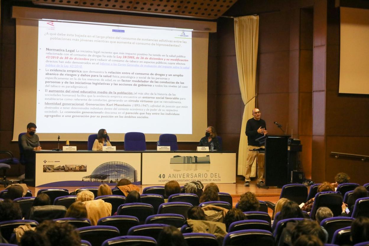 Antón González, del Observatorio de Drogas, durante su ponencia. 