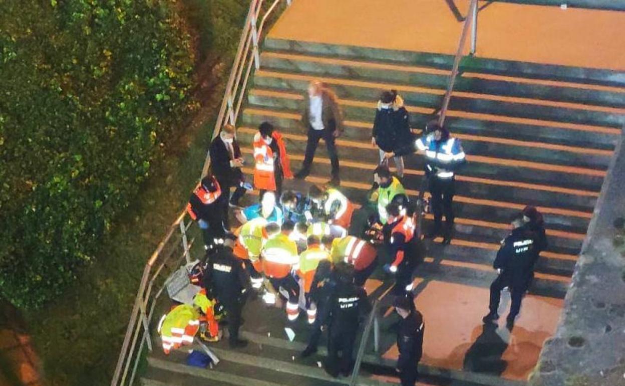 Un amplio despliegue de agentes de Policía y sanitarios atienden al herido.