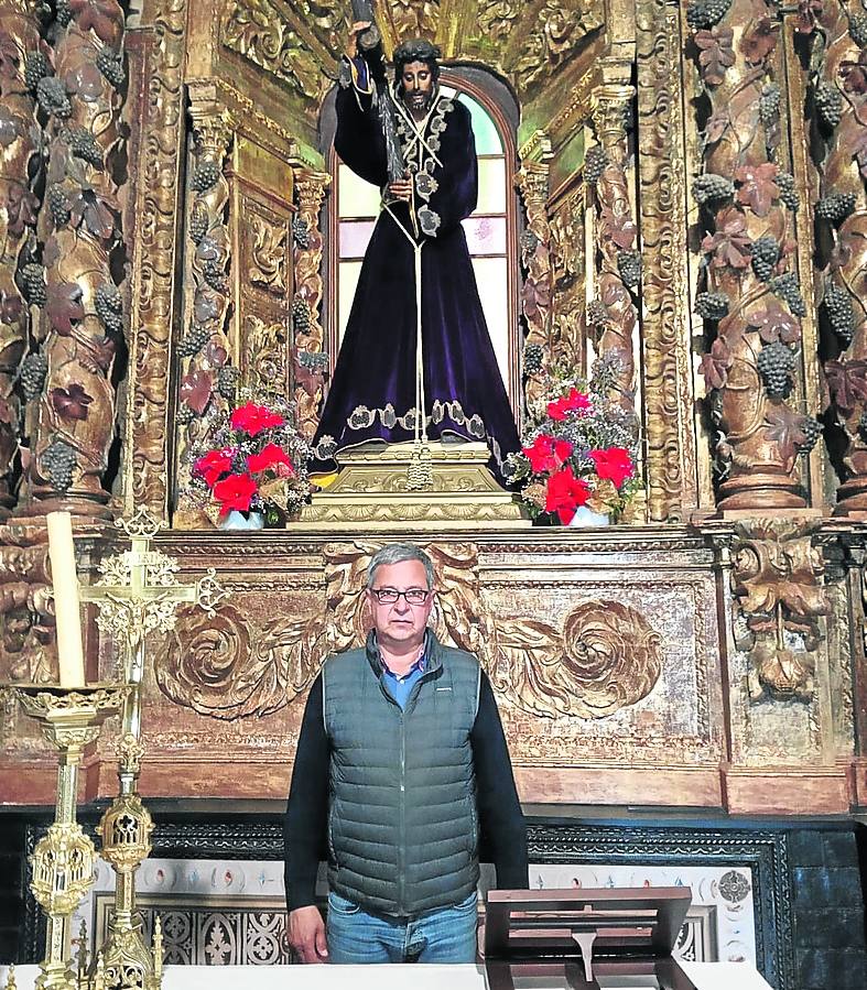 Ignacio Méndez, ante el Cristo que suelen portar cada Semana Santa en Luarca . e. c.