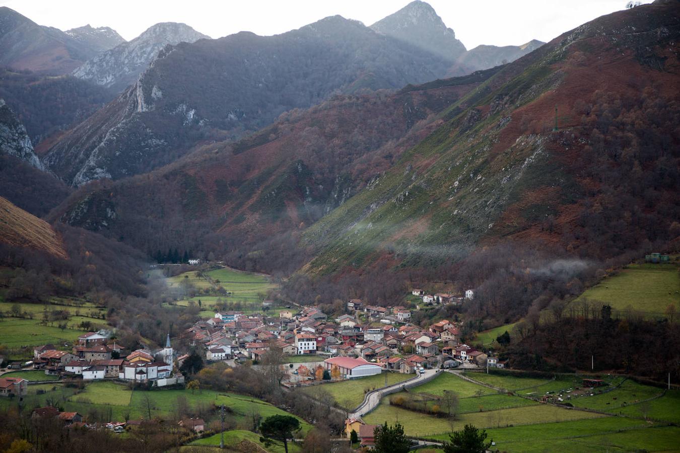 Soto de Agues: Este pueblo lo encontrarás en el concejo de Sobrescobio y en la zona montañosa suroriental de la región. Un lugar cuyos orígenes se remontan a la época del Neolítico y en el que tanto su arquitectura típica con antiquísimos hórreos de más de cien años de antiguedad, como su riqueza paisajística, inivtan a perderse entre sus callejuelas.