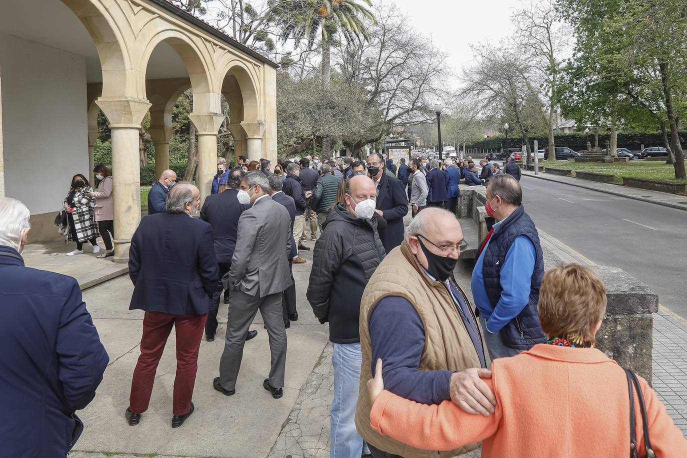 La Iglesia de Somió acogió este lunes la despedida a Gerónimo Lozano, catedrático de Ingeniería de la Construcción, fallecido el domingo a los 88 años en Gijón. Fue uno de los padres de la Escuela de Ingeniería del campus gijonés. 