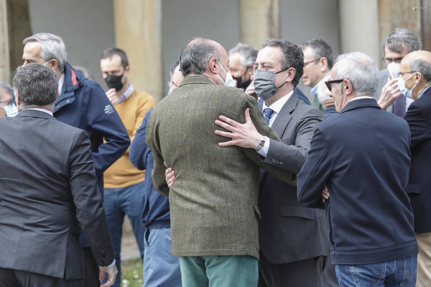 La Iglesia de Somió acogió este lunes la despedida a Gerónimo Lozano, catedrático de Ingeniería de la Construcción, fallecido el domingo a los 88 años en Gijón. Fue uno de los padres de la Escuela de Ingeniería del campus gijonés. 