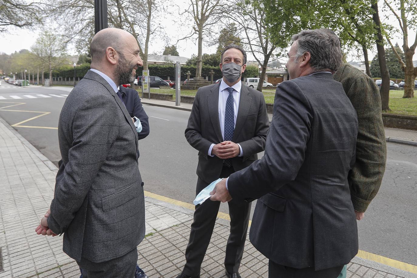 La Iglesia de Somió acogió este lunes la despedida a Gerónimo Lozano, catedrático de Ingeniería de la Construcción, fallecido el domingo a los 88 años en Gijón. Fue uno de los padres de la Escuela de Ingeniería del campus gijonés. 