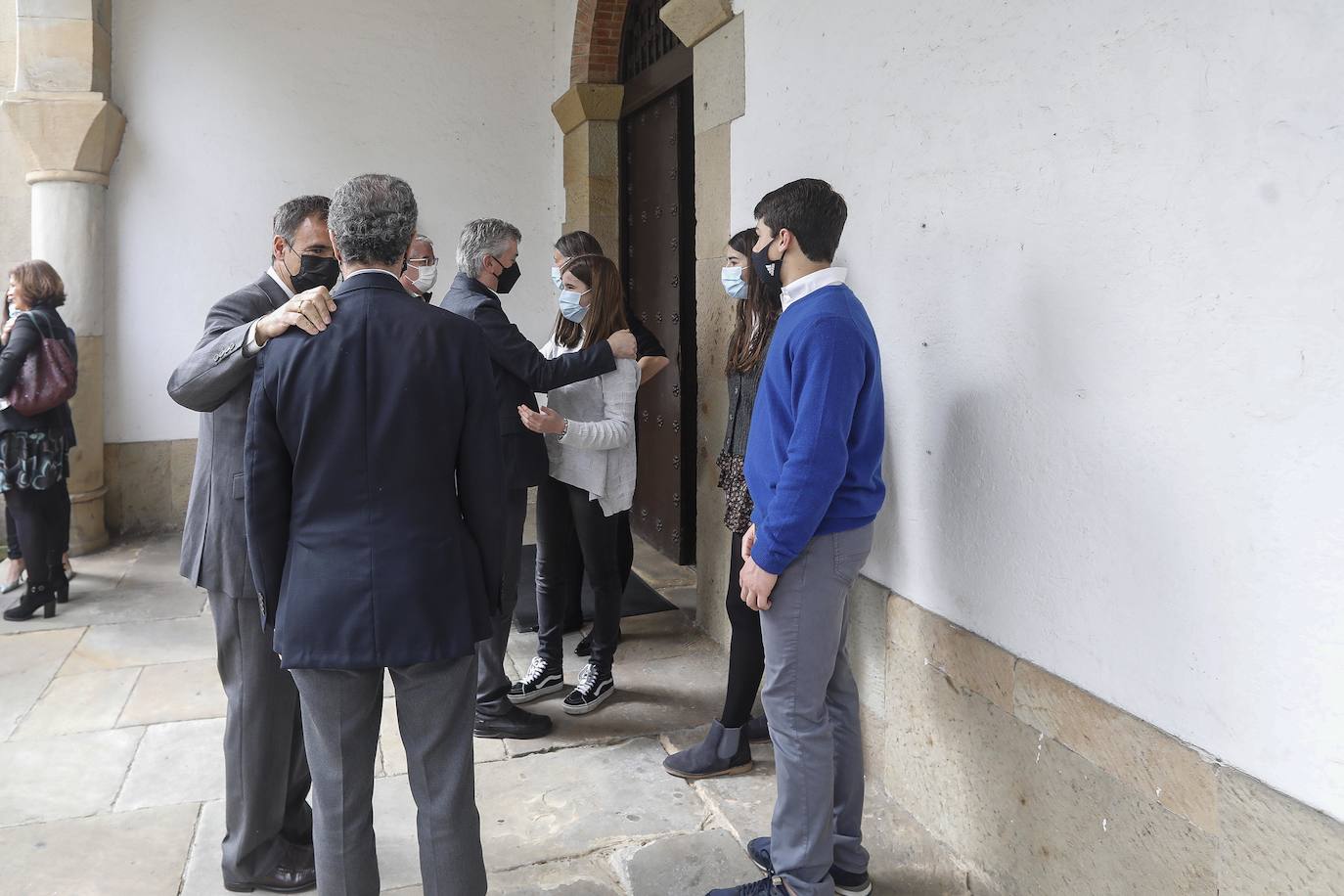 La Iglesia de Somió acogió este lunes la despedida a Gerónimo Lozano, catedrático de Ingeniería de la Construcción, fallecido el domingo a los 88 años en Gijón. Fue uno de los padres de la Escuela de Ingeniería del campus gijonés. 