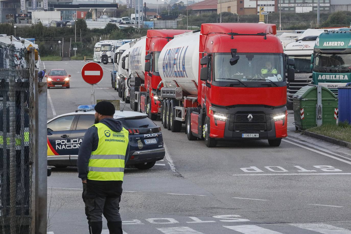 Los huelguistas mantendrán sus movilizaciones hasta que el Gobierno no prohíba por ley trabajar por debajo de los costes. La mayor parte del metal asturiano parará esta semana ante la incapacidad para conseguir materias primas.