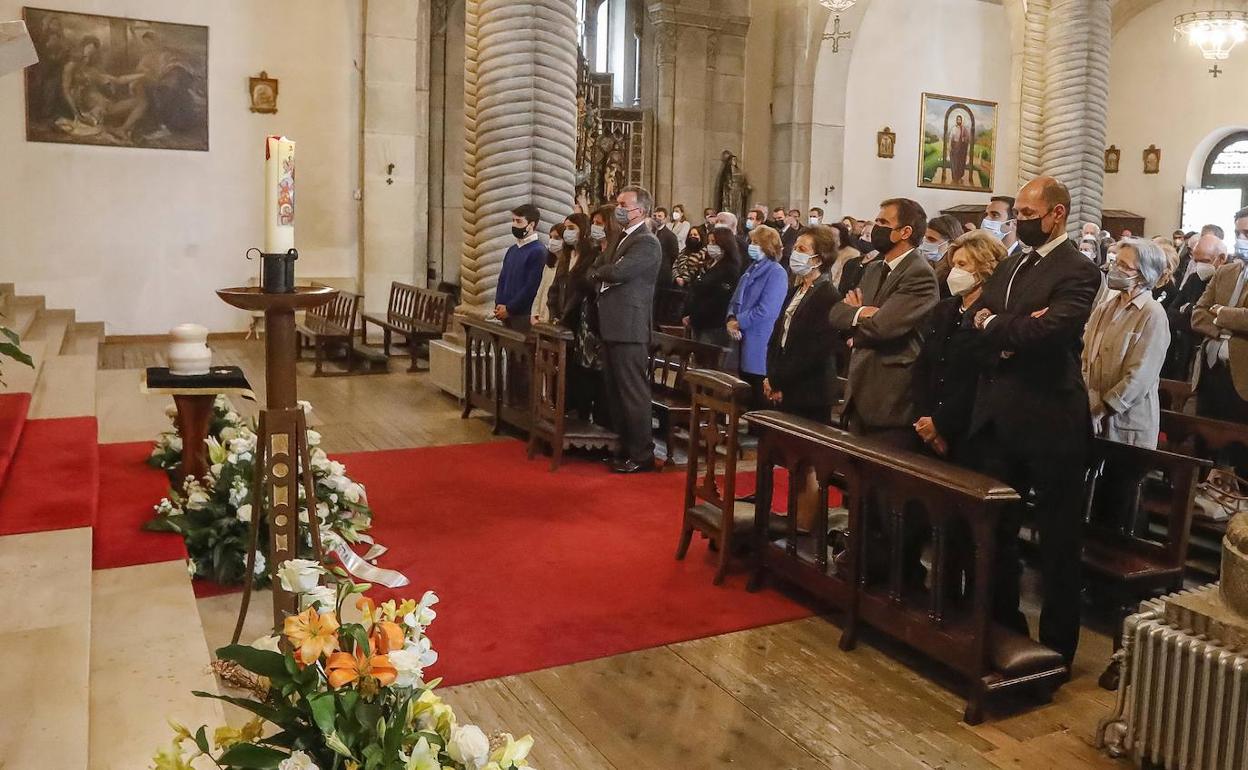 Los hijos de Gerónimo Lozano, Alfonso, Íñigo y Pablo; su viuda, Sonsoles Martínez-Luengas; y su hermana Pilar, en los primeros bancos, durante el funeral 