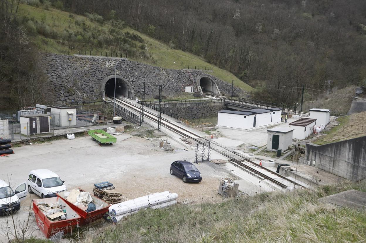 Estado de las obras de Variante de Pajares, en una de las dobles bocas de los túneles, el viernes pasado. 