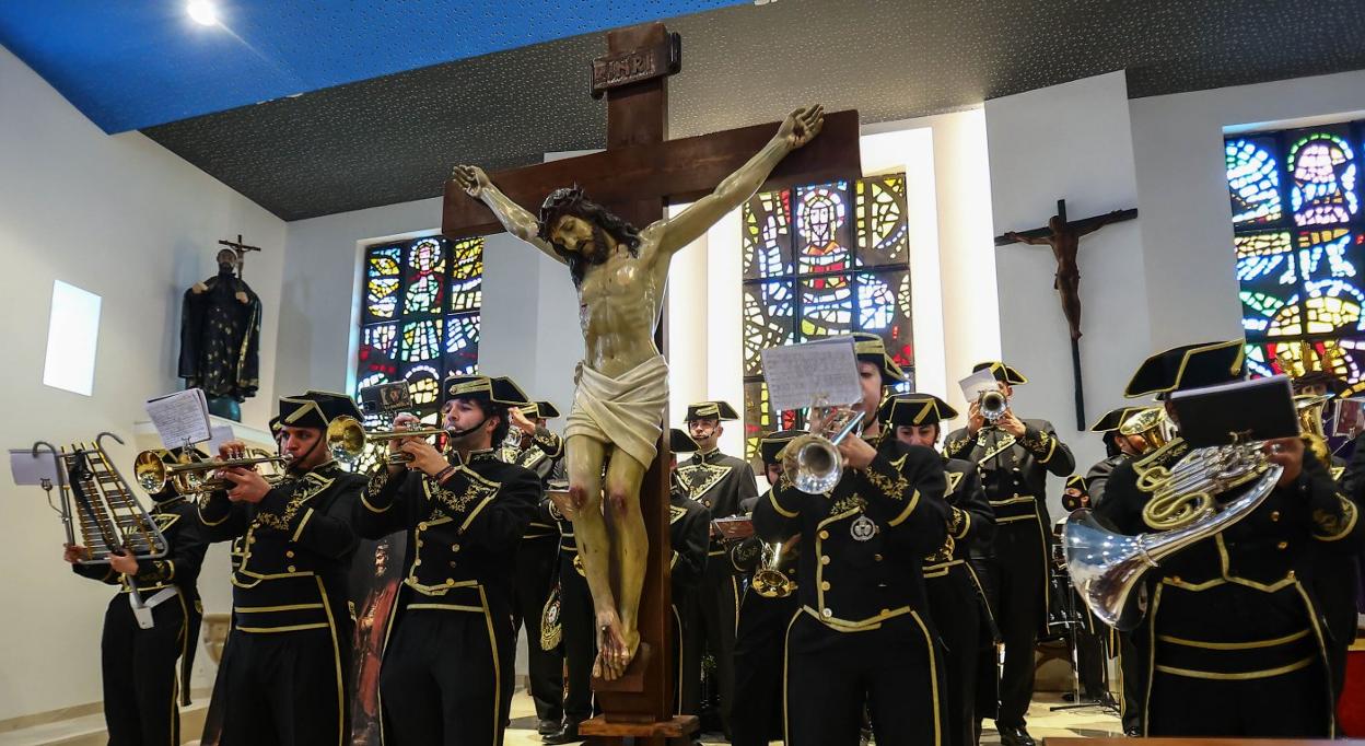 La Agrupación de San Salvador interpreta marchas procesionales en la iglesia de La Tenderina. 