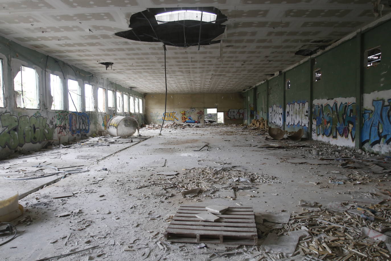 108 años de actividad. Los que fueron desde 1901 a 2009. Años donde la actividad de la Fábrica de Loza de San Claudio le valió, incluso, su reconocimiento como primer Bien de Interés Cultural de carácter industrial declarado en Asturias. La prosperidad dio paso al declive. Tras él llegó el cierre y un estado de abandono que ha convertido la zona en un foco de insalubridad e incidentes continuos.