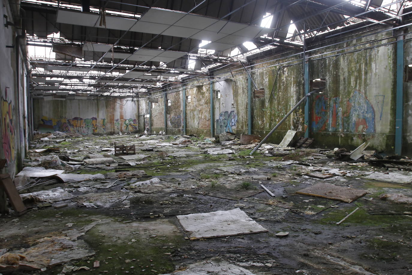 108 años de actividad. Los que fueron desde 1901 a 2009. Años donde la actividad de la Fábrica de Loza de San Claudio le valió, incluso, su reconocimiento como primer Bien de Interés Cultural de carácter industrial declarado en Asturias. La prosperidad dio paso al declive. Tras él llegó el cierre y un estado de abandono que ha convertido la zona en un foco de insalubridad e incidentes continuos.