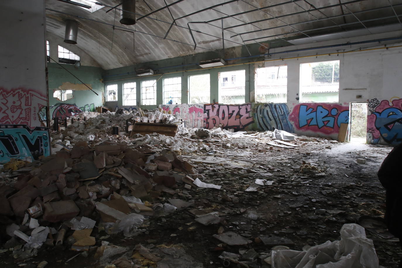 108 años de actividad. Los que fueron desde 1901 a 2009. Años donde la actividad de la Fábrica de Loza de San Claudio le valió, incluso, su reconocimiento como primer Bien de Interés Cultural de carácter industrial declarado en Asturias. La prosperidad dio paso al declive. Tras él llegó el cierre y un estado de abandono que ha convertido la zona en un foco de insalubridad e incidentes continuos.