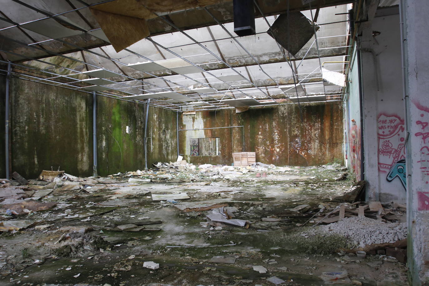 108 años de actividad. Los que fueron desde 1901 a 2009. Años donde la actividad de la Fábrica de Loza de San Claudio le valió, incluso, su reconocimiento como primer Bien de Interés Cultural de carácter industrial declarado en Asturias. La prosperidad dio paso al declive. Tras él llegó el cierre y un estado de abandono que ha convertido la zona en un foco de insalubridad e incidentes continuos.