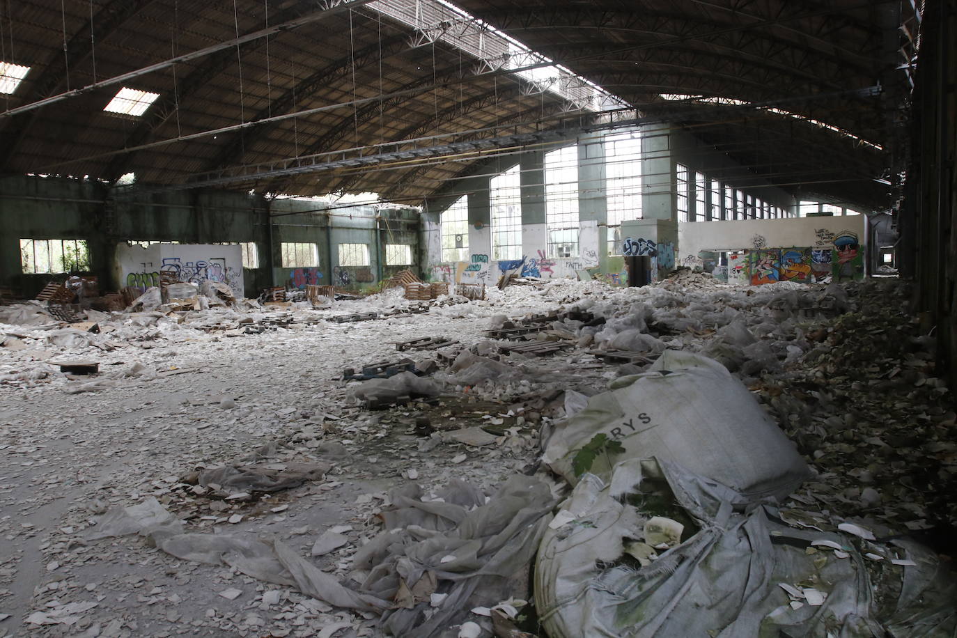 108 años de actividad. Los que fueron desde 1901 a 2009. Años donde la actividad de la Fábrica de Loza de San Claudio le valió, incluso, su reconocimiento como primer Bien de Interés Cultural de carácter industrial declarado en Asturias. La prosperidad dio paso al declive. Tras él llegó el cierre y un estado de abandono que ha convertido la zona en un foco de insalubridad e incidentes continuos.