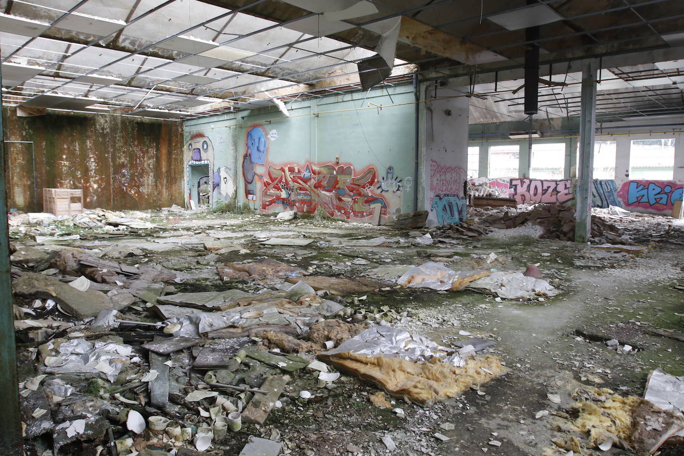 108 años de actividad. Los que fueron desde 1901 a 2009. Años donde la actividad de la Fábrica de Loza de San Claudio le valió, incluso, su reconocimiento como primer Bien de Interés Cultural de carácter industrial declarado en Asturias. La prosperidad dio paso al declive. Tras él llegó el cierre y un estado de abandono que ha convertido la zona en un foco de insalubridad e incidentes continuos.