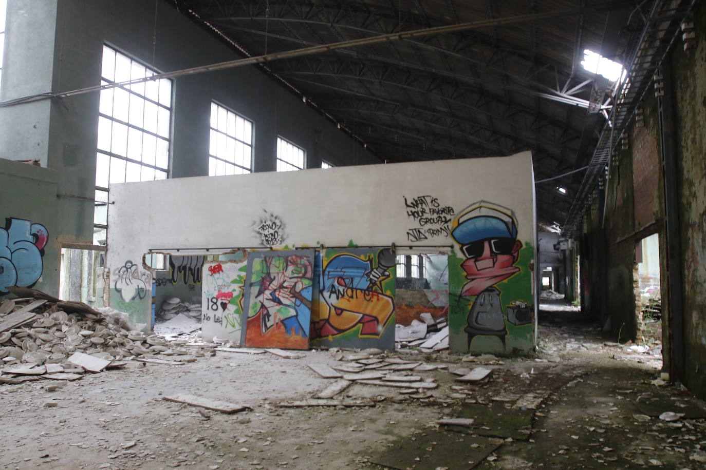 108 años de actividad. Los que fueron desde 1901 a 2009. Años donde la actividad de la Fábrica de Loza de San Claudio le valió, incluso, su reconocimiento como primer Bien de Interés Cultural de carácter industrial declarado en Asturias. La prosperidad dio paso al declive. Tras él llegó el cierre y un estado de abandono que ha convertido la zona en un foco de insalubridad e incidentes continuos.