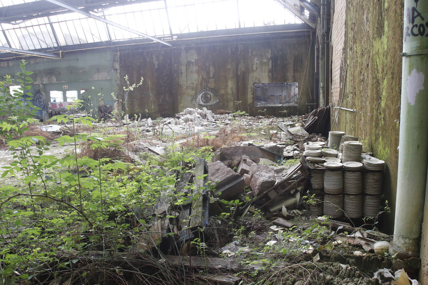 108 años de actividad. Los que fueron desde 1901 a 2009. Años donde la actividad de la Fábrica de Loza de San Claudio le valió, incluso, su reconocimiento como primer Bien de Interés Cultural de carácter industrial declarado en Asturias. La prosperidad dio paso al declive. Tras él llegó el cierre y un estado de abandono que ha convertido la zona en un foco de insalubridad e incidentes continuos.