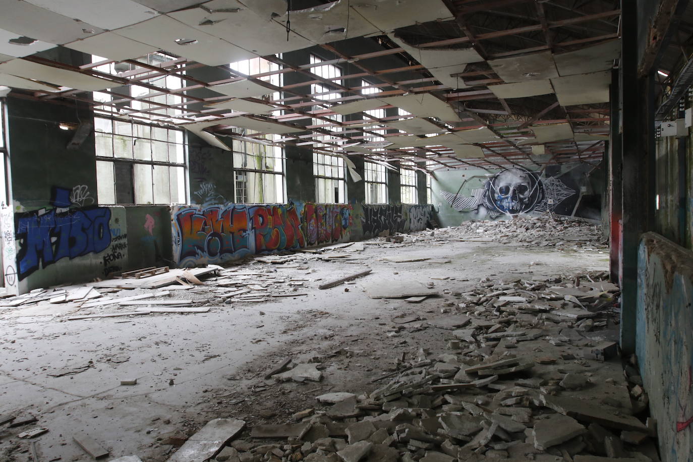108 años de actividad. Los que fueron desde 1901 a 2009. Años donde la actividad de la Fábrica de Loza de San Claudio le valió, incluso, su reconocimiento como primer Bien de Interés Cultural de carácter industrial declarado en Asturias. La prosperidad dio paso al declive. Tras él llegó el cierre y un estado de abandono que ha convertido la zona en un foco de insalubridad e incidentes continuos.