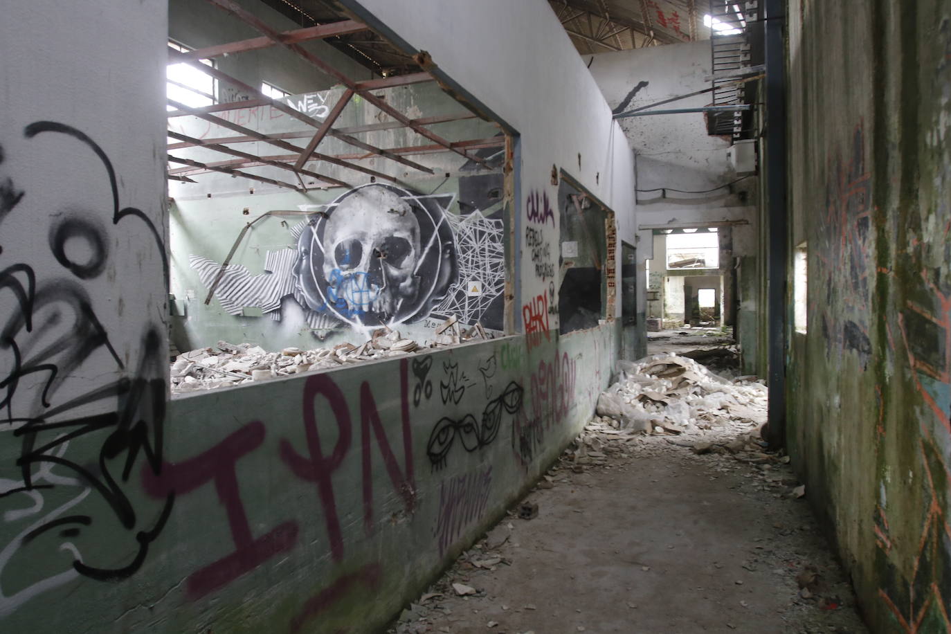 108 años de actividad. Los que fueron desde 1901 a 2009. Años donde la actividad de la Fábrica de Loza de San Claudio le valió, incluso, su reconocimiento como primer Bien de Interés Cultural de carácter industrial declarado en Asturias. La prosperidad dio paso al declive. Tras él llegó el cierre y un estado de abandono que ha convertido la zona en un foco de insalubridad e incidentes continuos.
