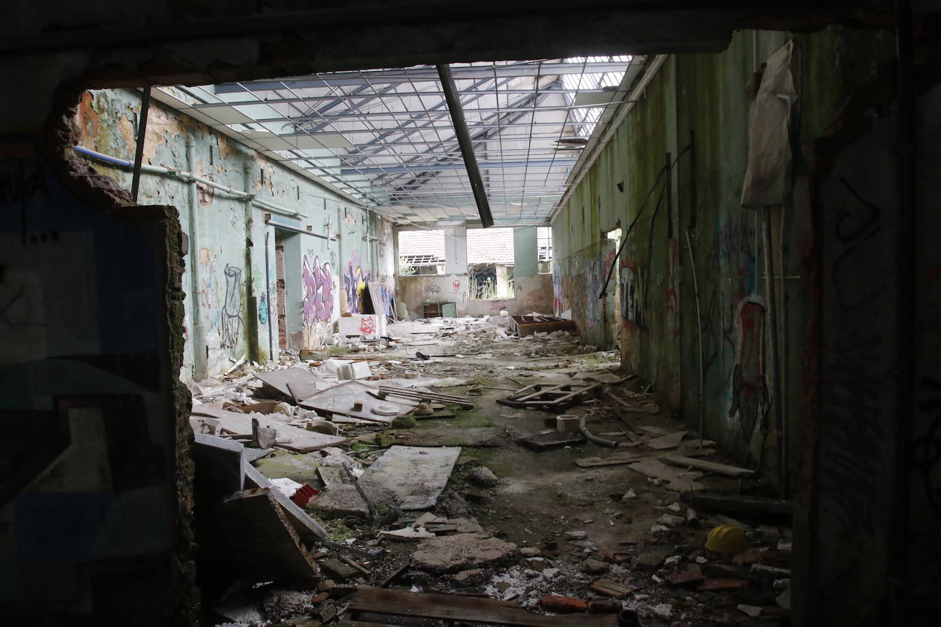 108 años de actividad. Los que fueron desde 1901 a 2009. Años donde la actividad de la Fábrica de Loza de San Claudio le valió, incluso, su reconocimiento como primer Bien de Interés Cultural de carácter industrial declarado en Asturias. La prosperidad dio paso al declive. Tras él llegó el cierre y un estado de abandono que ha convertido la zona en un foco de insalubridad e incidentes continuos.
