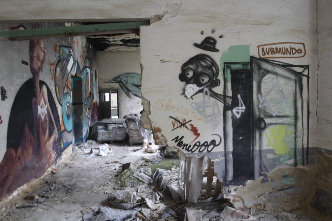 108 años de actividad. Los que fueron desde 1901 a 2009. Años donde la actividad de la Fábrica de Loza de San Claudio le valió, incluso, su reconocimiento como primer Bien de Interés Cultural de carácter industrial declarado en Asturias. La prosperidad dio paso al declive. Tras él llegó el cierre y un estado de abandono que ha convertido la zona en un foco de insalubridad e incidentes continuos.