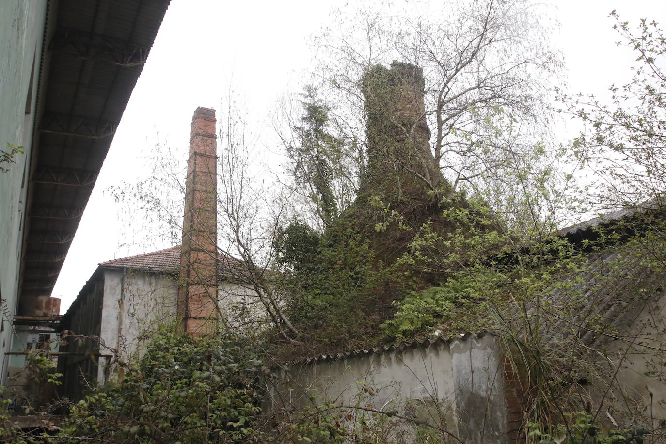 108 años de actividad. Los que fueron desde 1901 a 2009. Años donde la actividad de la Fábrica de Loza de San Claudio le valió, incluso, su reconocimiento como primer Bien de Interés Cultural de carácter industrial declarado en Asturias. La prosperidad dio paso al declive. Tras él llegó el cierre y un estado de abandono que ha convertido la zona en un foco de insalubridad e incidentes continuos.
