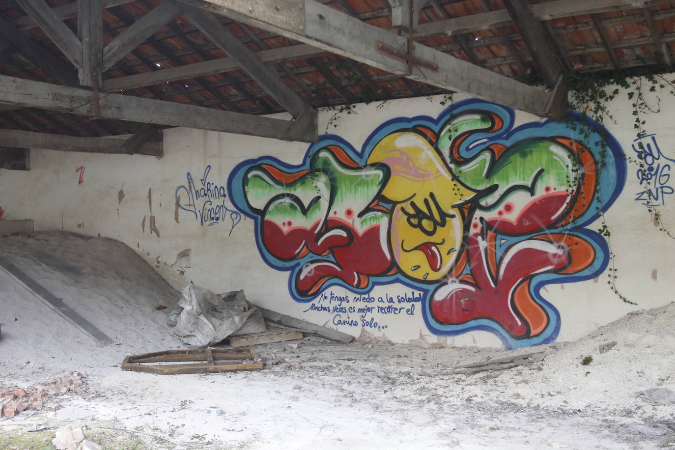 108 años de actividad. Los que fueron desde 1901 a 2009. Años donde la actividad de la Fábrica de Loza de San Claudio le valió, incluso, su reconocimiento como primer Bien de Interés Cultural de carácter industrial declarado en Asturias. La prosperidad dio paso al declive. Tras él llegó el cierre y un estado de abandono que ha convertido la zona en un foco de insalubridad e incidentes continuos.