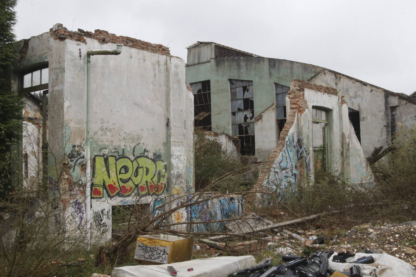 108 años de actividad. Los que fueron desde 1901 a 2009. Años donde la actividad de la Fábrica de Loza de San Claudio le valió, incluso, su reconocimiento como primer Bien de Interés Cultural de carácter industrial declarado en Asturias. La prosperidad dio paso al declive. Tras él llegó el cierre y un estado de abandono que ha convertido la zona en un foco de insalubridad e incidentes continuos.