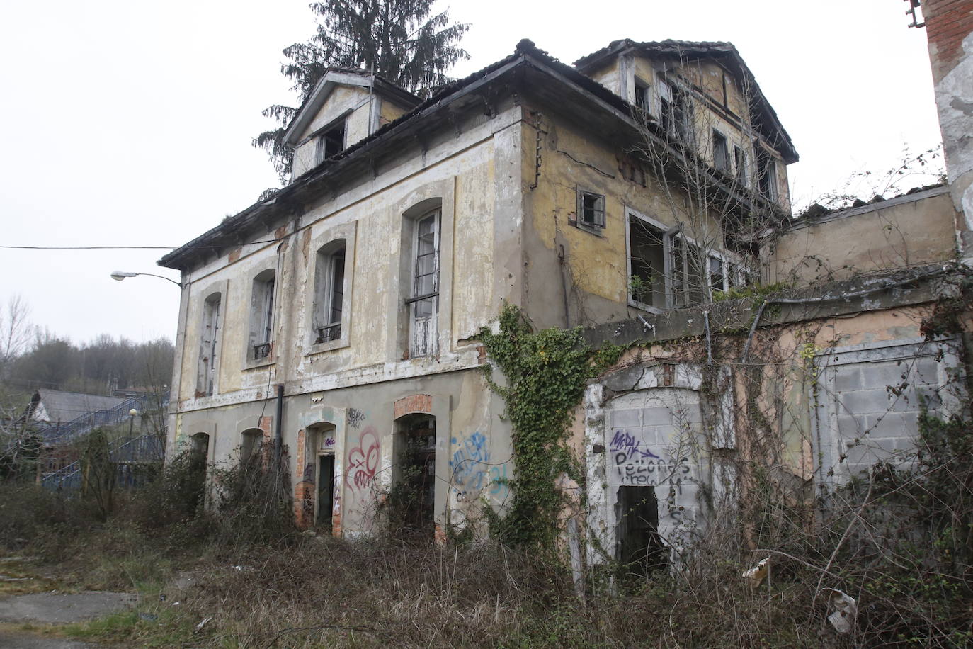 108 años de actividad. Los que fueron desde 1901 a 2009. Años donde la actividad de la Fábrica de Loza de San Claudio le valió, incluso, su reconocimiento como primer Bien de Interés Cultural de carácter industrial declarado en Asturias. La prosperidad dio paso al declive. Tras él llegó el cierre y un estado de abandono que ha convertido la zona en un foco de insalubridad e incidentes continuos.