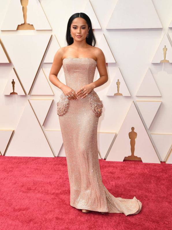 La cantante Becky G acudió por primera vez a los Oscar.