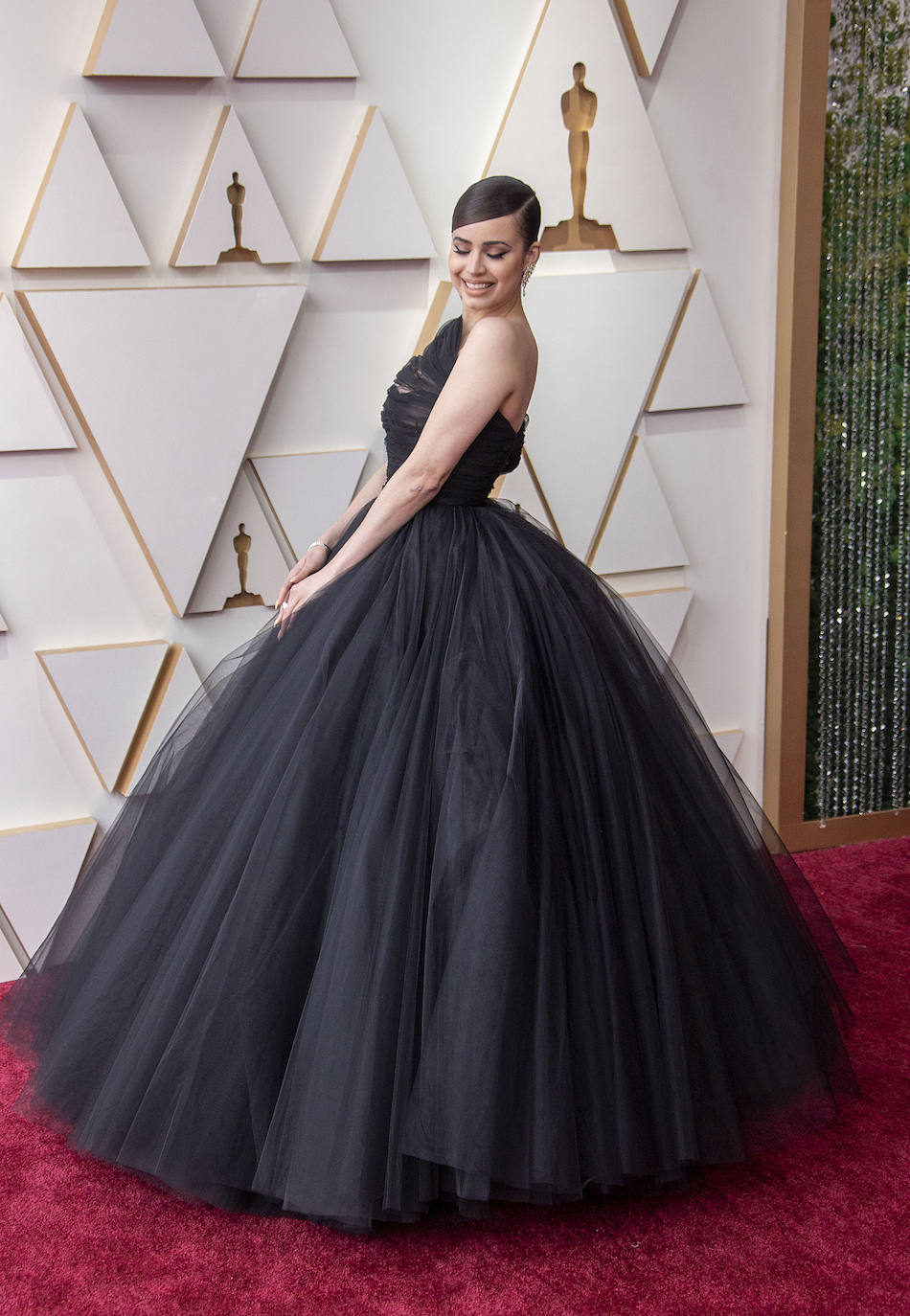 La actriz Sofia Carson se vistió de princesa con este diseño de tul negro y escote asimétrico.