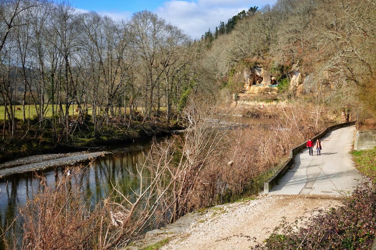 Senda de Cangas a Villanueva, que el Ayuntamiento reparará tras los daños de las riadas. 