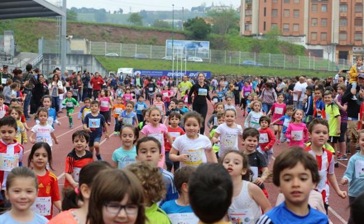 Decenas de niños, en una pasada carrera solidaria por el Sáhara en la pista del Estadio de Atletismo Yago Lamela.