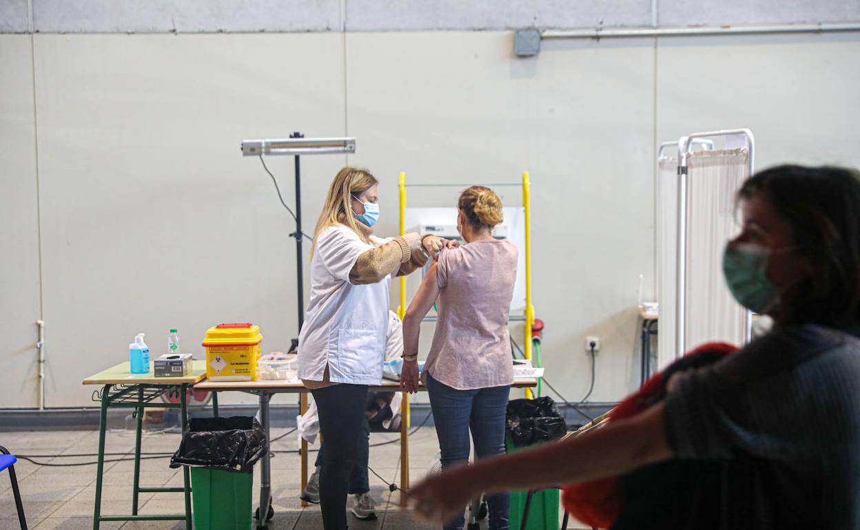 Vacunación contra el coronavirus en Gijón 